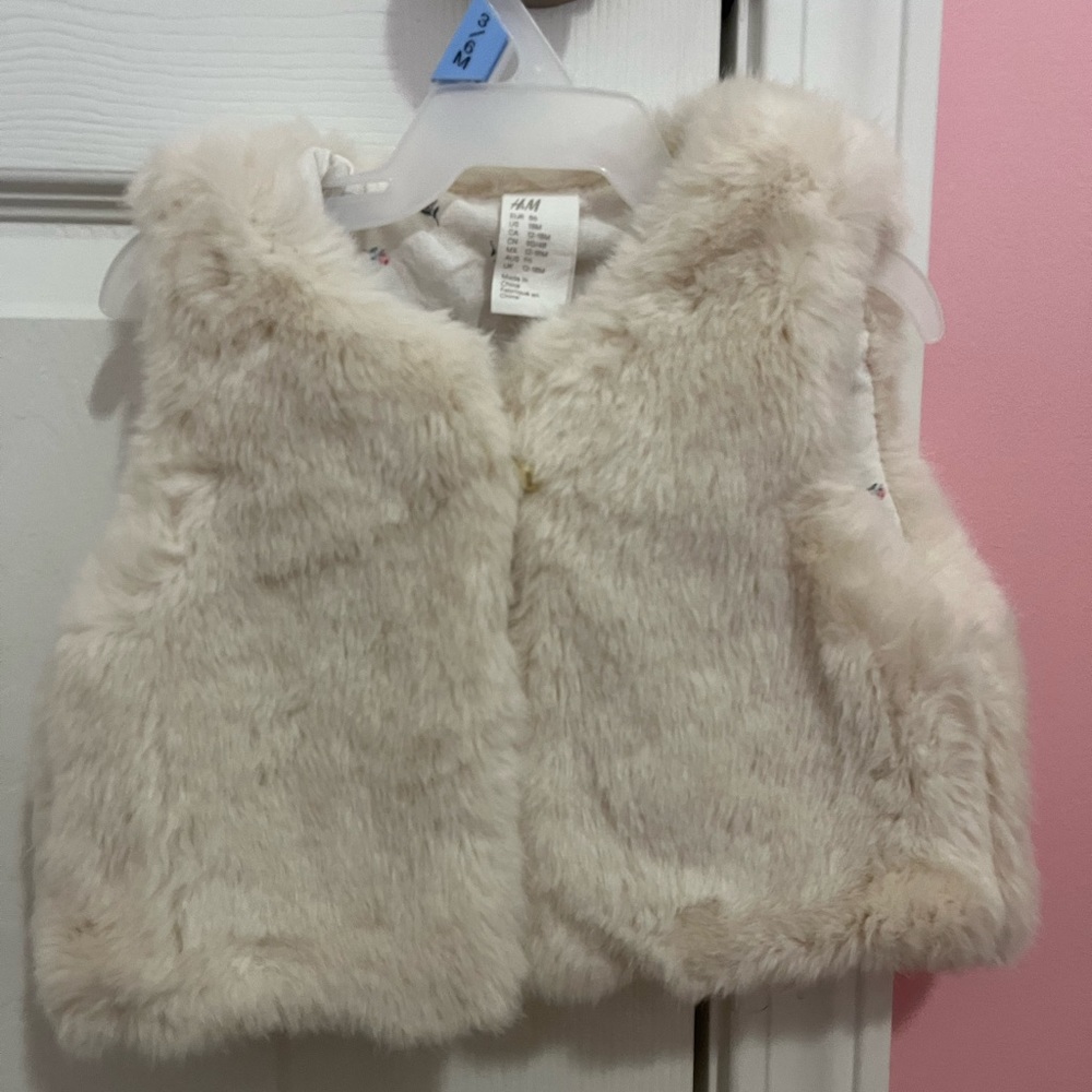 Baby faux fur vest 12-18 mos never worn new with tags cream